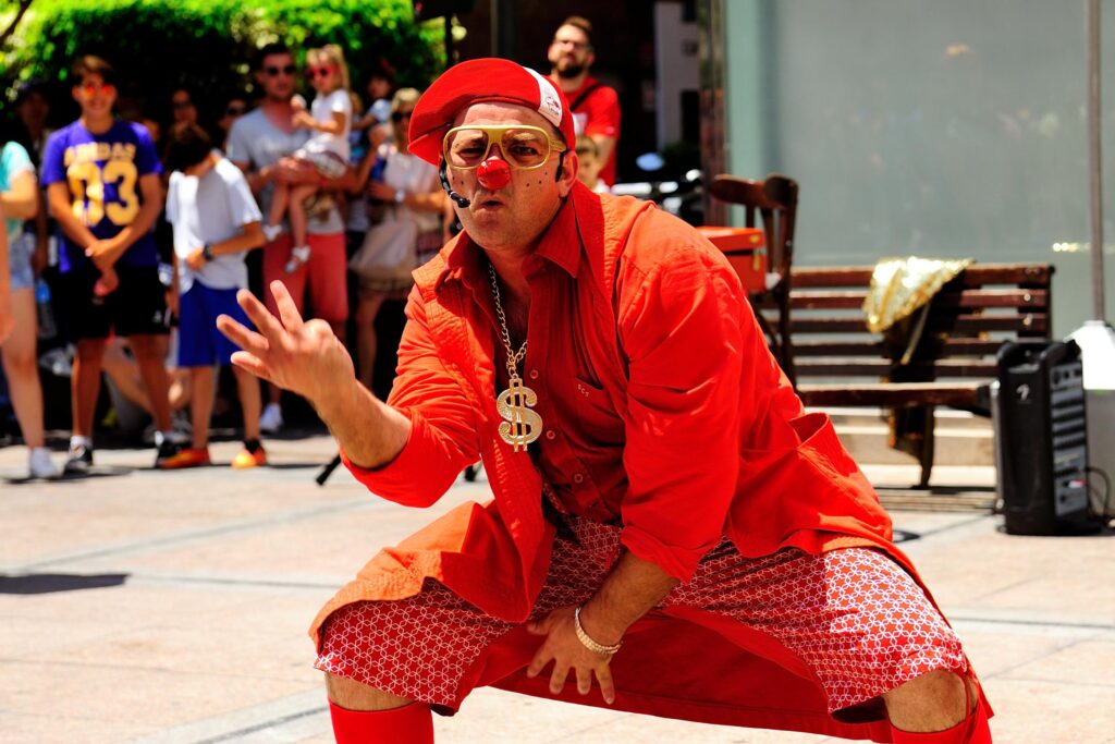 payaso realizando Actividades al aire libre