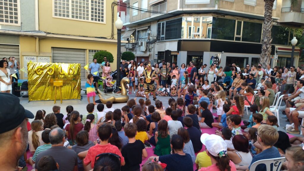 Tornillo Gold Edition actuando ante el público en la calle