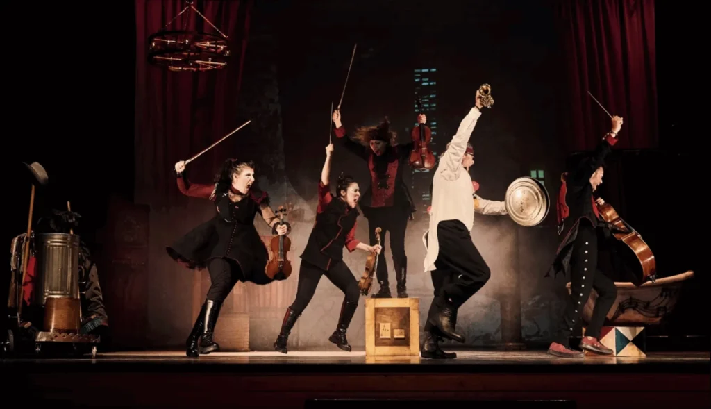 Quique Montoya en Los Pfeiffer de La Troupe Malabó