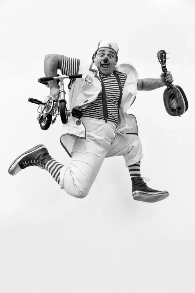 Quique Montoya actuando como el payaso Tornillo