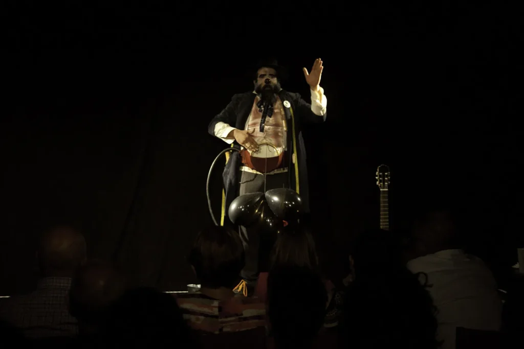 Payaso vaquero en escena en Al oeste del oeste