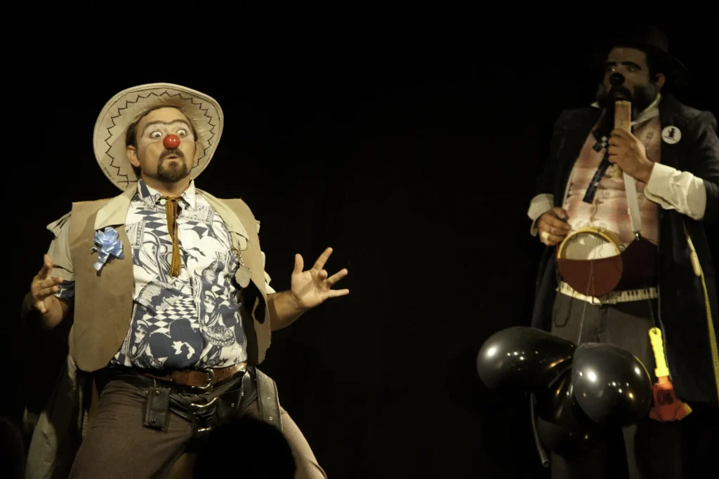 Los dos payasos de Al oeste del oeste en escena