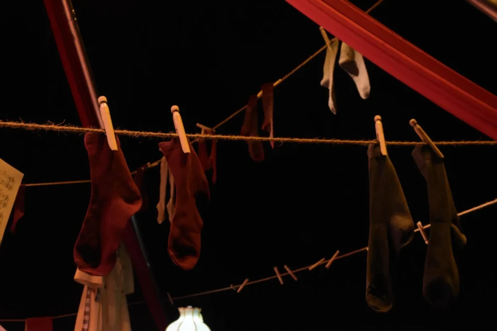 Calcetines tendidos en la escenografía de LLOC, buscando encajar